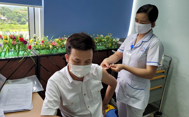 Tiêm vắc xin Covid-19 cho người dân tại điểm tiêm Bệnh viện Sản-Nhi Yên Bái. (Ảnh minh họa: Minh Huyền)