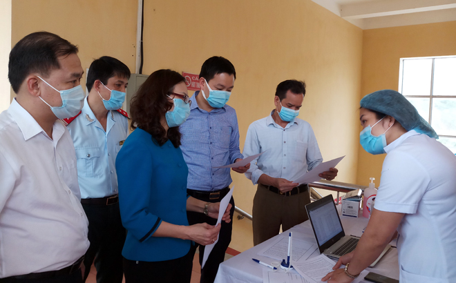 Lãnh đạo Sở Y tế, huyện Yên Bình kiểm tra công tác tiêm chủng vắc xin phòng COVID-19 tại Trung tâm Y tế huyện Yên Bình đợt 1.