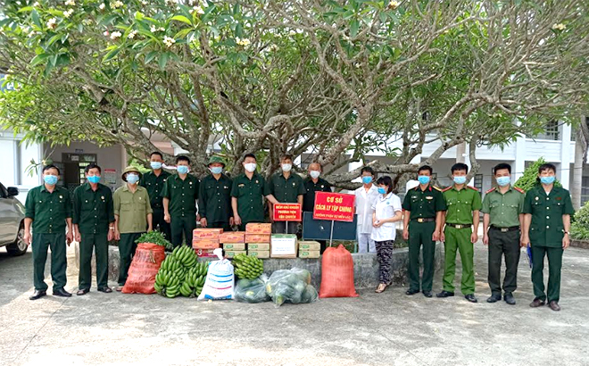 Hội CCB thị xã Nghĩa Lộ trao nhu yếu phẩm cho các khu cách ly tập trung phòng dịch Covid-19 trên địa bàn.