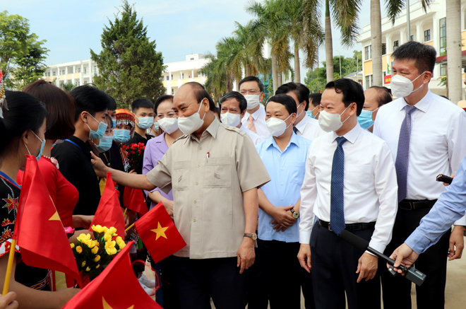 President Nguyen Xuan Phuc meets students and teachers of the Yen Bai ethnic minorities boarding high school at the ceremony.