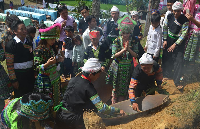 Đồng bào Mông xã Suối Giàng trình diễn kỹ thuật xao chè Shan.