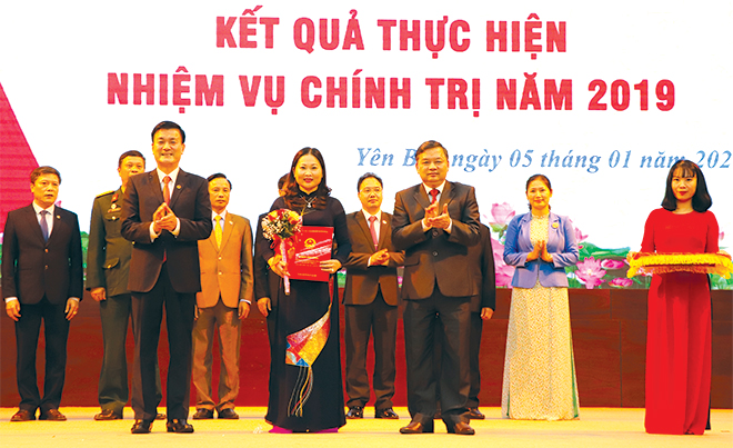 Đồng chí Dương Văn Thống - Phó Bí thư Thường trực Tỉnh ủy và đồng chí Nguyễn Chiến Thắng - Phó Chủ tịch UBND tỉnh trao thưởng cho lãnh đạo Hội LHPN tỉnh - đơn vị hoàn thành xuất sắc, toàn diện các chỉ tiêu, nhiệm vụ theo Chương trình hành động 144 của Tỉnh ủy năm 2019.