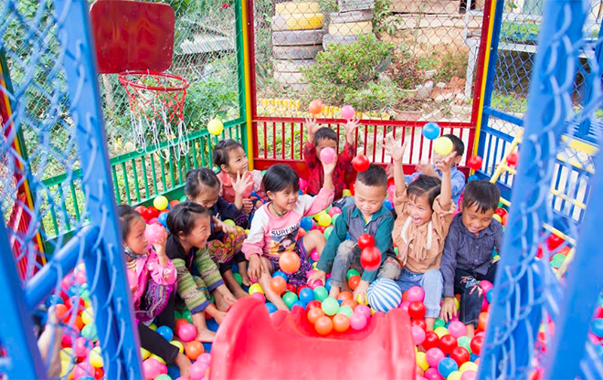 Món quà mang lại niềm vui, tiếng cười cho các em học sinh Trường Mầm non Xéo Dì Hồ - xã Lao Chải, huyện Mù Cang Chải.