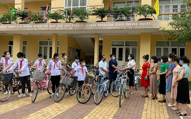 Trường THCS Quang Trung, thành phố Yên Bái trao tặng 72 xe đạp cho Phòng GD&ĐT huyện Văn Yên hỗ trợ học sinh đi về trong ngày.