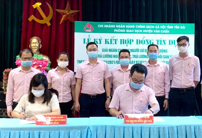 Bankers at the Bank for Social Policies Transaction Office in Van Chan district disburse loans to support businesses.