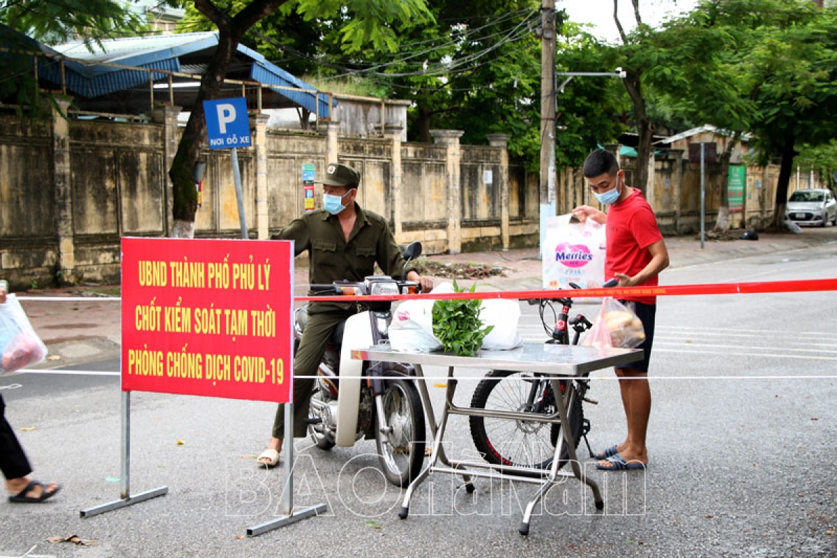 Một chốt kiểm soát phòng dịch COVID-19 tại Ngã tư đường Nguyễn Văn Trỗi - Quy Lưu, thành phố Phủ Lý. (Ảnh: Báo Hà Nam)