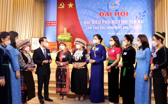 Secretary of the provincial Party Committee and head of the National Assembly deputies’ delegation of Yen Bai Do Duc Duy and President of the Vietnam Women’s Union Ha Thi Nga talk to delegates at the congress.
