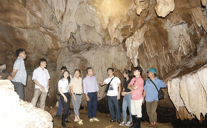 Đoàn công tác của huyện Văn Yên và Công ty cổ phần Đầu tư du lịch Hà Nội khảo sát thực trạng, đánh giá tiềm năng du lịch tại hang động xã Nà Hẩu.