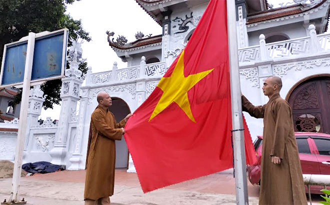 Cờ Tổ quốc là biểu tượng tinh thần nổi tiếng của dân tộc Việt Nam. Năm 2024, tình yêu và tự hào của người Việt Nam về cờ Tổ Quốc sẽ càng lớn mạnh. Cùng xem ảnh liên quan để chứng kiến sự đoàn kết và phát triển của đất nước Việt Nam nhé.