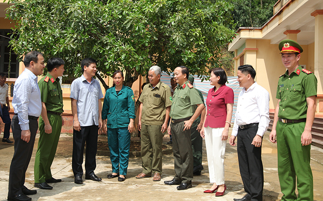 Đồng chí Ngô Hạnh Phúc - Ủy viên Ban Thường vụ Tỉnh ủy, Phó Chủ tịch UBND tỉnh cùng lãnh đạo Công an tỉnh, huyện Trấn Yên trao đổi với cán bộ, người dân xã Việt Cường về đẩy mạnh Phong trào “Toàn dân bảo vệ an ninh Tổ quốc”.