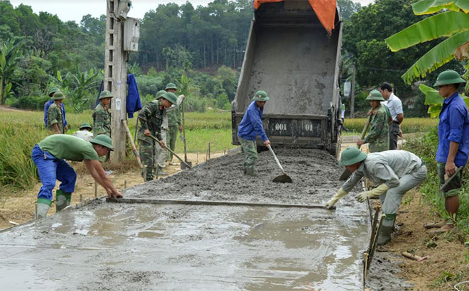 Nhân dân các địa phương trong tỉnh tích cực hiến đất, đóng góp công sức, tiền của để kiến tạo nông thôn mới.