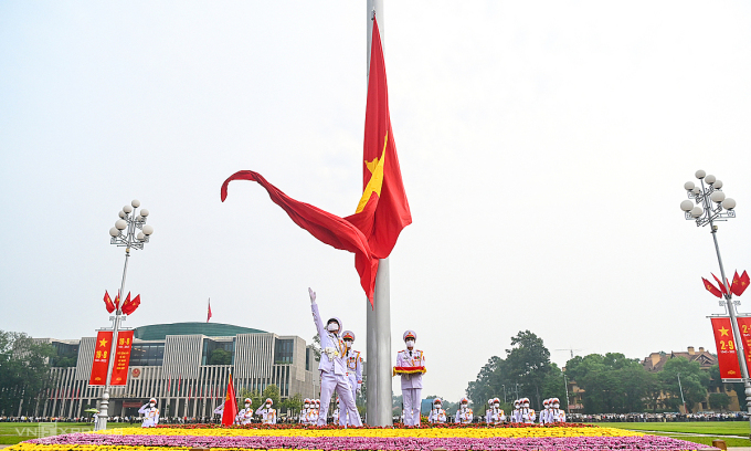 Chào mừng 77 năm ngày Quốc khánh 2/9, sáng 1/9/2022, nghi lễ thượng cờ cấp quốc gia được tổ chức tại Quảng trường Ba Đình (Hà Nội). 5h50, các chiến sĩ thuộc Đoàn 275 (Bộ Tư lệnh bảo vệ Lăng Chủ tịch Hồ Chí Minh) thực hiện lễ thượng cờ tại Quảng trường Ba Đình. Ảnh: TTXVN