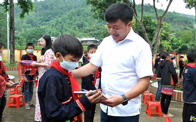 Đồng chí Giàng A Tông  - Ủy viên Ban Thường vụ Tỉnh ủy, Chủ tịch Ủy ban MTTQ Việt Nam tỉnh Yên Bái tặng quà cho học sinh lớp 6, Trường THCS Nậm Lành, huyện Văn Chấn nhân dịp khai giảng năm học mới.