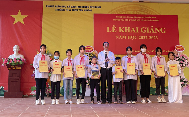 Đồng chí Lương Văn Thức - Uỷ viên Ban Thường vụ, Trưởng Ban Nội chính Tỉnh uỷ tặng quà cho học sinh có thành tích học tập tốt của nhà trường.
