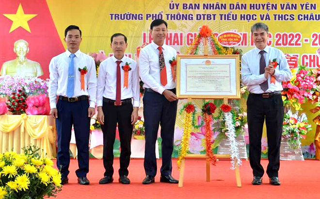 Trưởng ban Tổ chức Tỉnh ủy Chu Đình Ngữ trao bằng công nhận của UBND tỉnh cho trường Phổ thông dân tộc Bán trú TH&THCS Châu Quế Thượng đạt chuẩn quốc gia mức độ 1 năm 2021.
