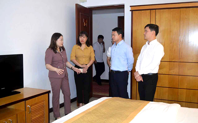 Phó Chủ tịch UBND tỉnh Vũ Thị Hiền Hạnh kiểm tra cơ sở lưu trú phục vụ đại biểu tham dự Lễ đón nhận Bằng của UNESCO ghi danh nghệ thuật xòe Thái.
