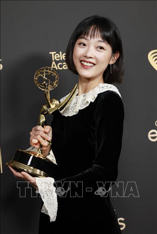 Nữ diễn viên Hàn Quốc Lee Yoo Mi nhận giải thưởng Emmy tại Los Angeles (Mỹ) ngày 4/9/2022.