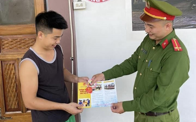 Công an xã Hưng Khánh, huyện Trấn Yên tuyên truyền Luật Giao thông đường bộ và phát móc khóa an ninh cho người dân trên địa bàn.