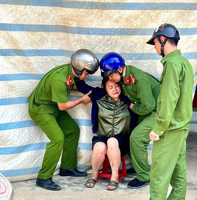 5 chiến sỹ công an nhanh chóng đưa người bị nạn đi cấp cứu tại Trung tâm Y tế huyện Văn Yên.