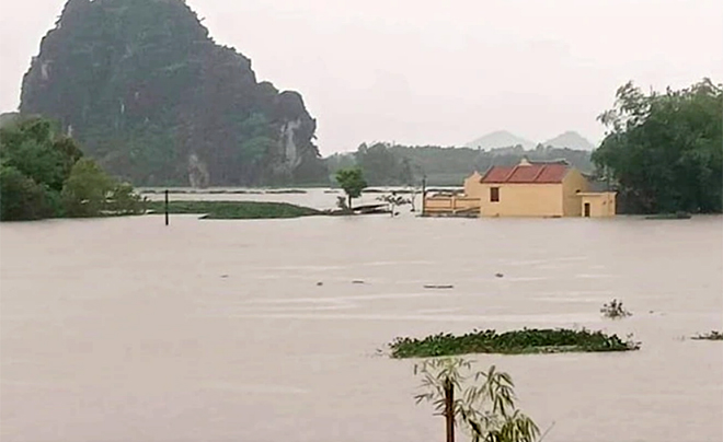 Nước lũ dâng cao chia cắt nhiều khu dân cư ở Ninh Bình