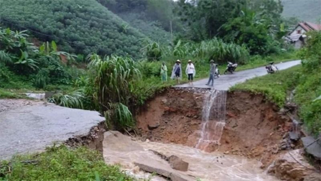 Một địa điểm trên Tỉnh lộ 316D đi khu Chen, Chự, Hồ của xã Yên Sơn (Thanh Sơn - Phú Thọ) bị lũ đánh sập.