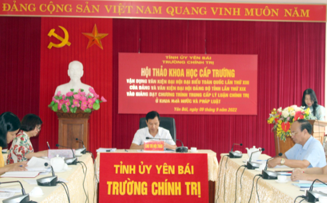 Đồng chí Phạm Tiến Hưng - Bí thư Đảng ủy, Hiệu trưởng Trường Chính trị tỉnh Yên Bái chủ trì Hội thảo.