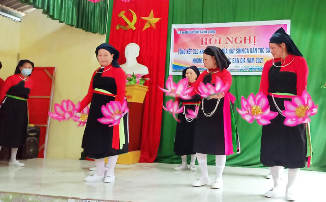 Đội văn nghệ Xình ca Cao Lan xã Hòa Cuông tập luyện trích đoạn Lễ hội Cầu mưa.