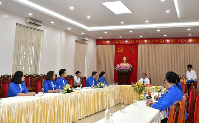 Công bố thông báo của Tỉnh ủy Yên Bái điều động chị Đoàn Thị Thanh Tâm nhận nhiệm vụ mới.