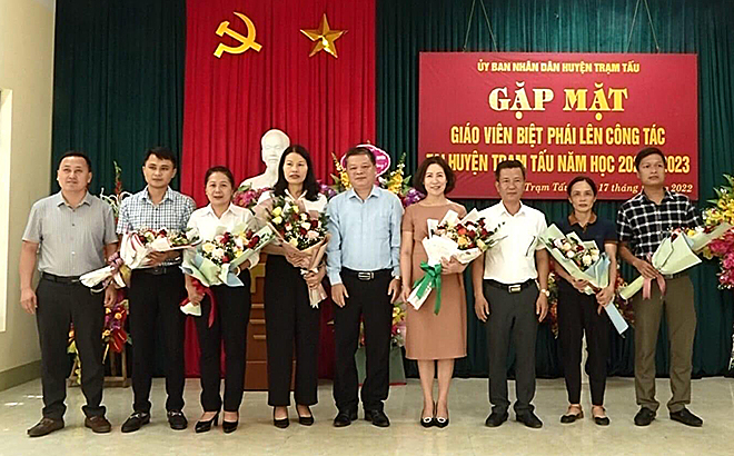 Huyện Trạm Tấu gặp mặt giáo viên biệt phái lên công tác tại địa phương năm học 2022 - 2023.