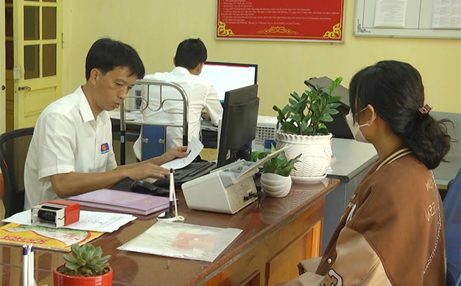 Người dân phường Tân An, thị xã Nghĩa Lộ được giải quyết thủ tục hành chính tại Bộ phận Phục vụ hành chính công phường Tân An.