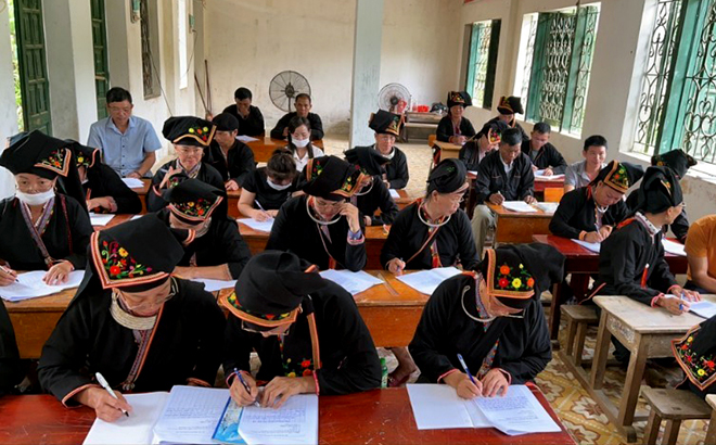 Một lớp học xóa mù chữ cho đồng bào dân tộc Dao tại xã Viễn Sơn, huyện Văn Yên.