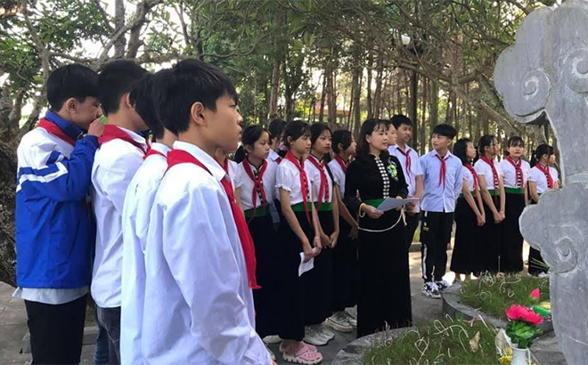 Nhiều trường học trên địa bàn thị xã Nghĩa Lộ tổ chức các tiết học ngoại khóa tại Khu di tích Căng và Đồn Nghĩa Lộ.