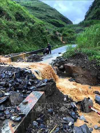Mưa to trong nhiều giờ gây sạt lở nhiều tuyến đường giao thông ở huyện Mèo Vạc (Hà Giang).