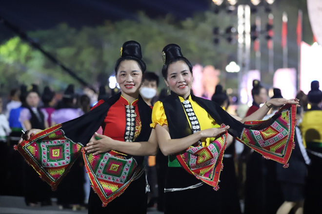 Các nghệ nhân tham gia biểu diễn xòe tại lễ vinh danh Nghệ thuật Xòe Thái