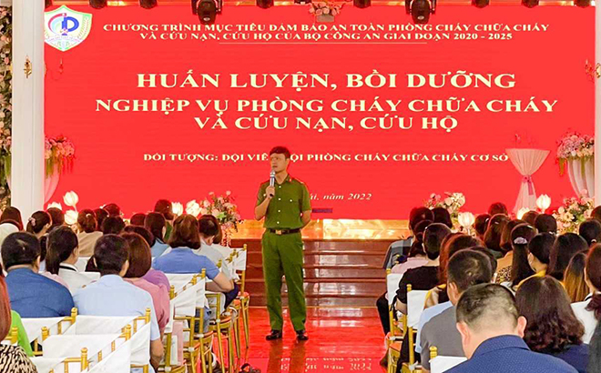 Cán bộ Cảnh sát PCCC - CNCH, Công an tỉnh phổ biến các văn bản pháp quy của Nhà nước về công tác PCCC và CNCH.