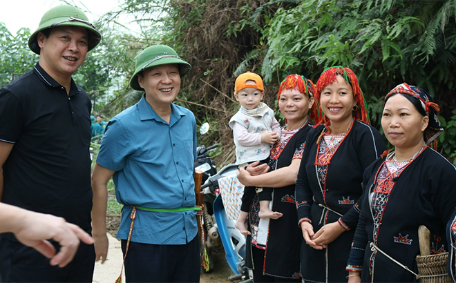 Đồng chí Hoàng Hữu Độ - Bí thư Huyện ủy (thứ hai bên trái) về cơ sở thăm hỏi, động viên nhân dân xã Tân Lập tích cực xây dựng nông thôn mới.