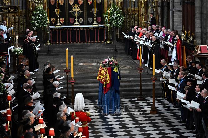 Các thành viên Hoàng gia và khách mời tại lễ tang chính thức của Nữ hoàng Elizabeth II ở Tu viện Westminster (London), ngày 19/9/2022. Ảnh: AFP/TTXVN
