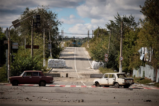 Ô tô hỏng bị bỏ lại trên con đường ở Kupiansk, nơi quân Ukraine đã lấy lại từ Nga trong những ngày gần đây.
