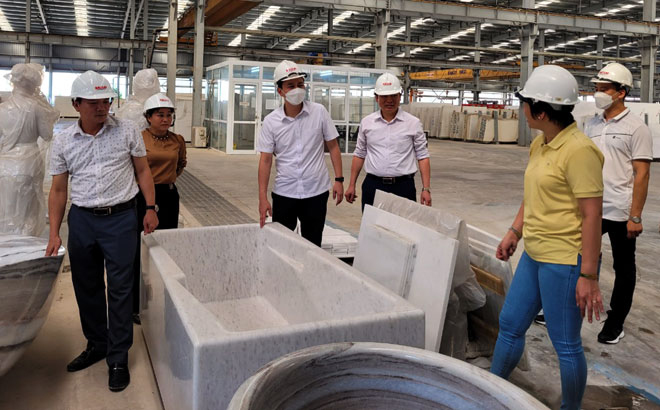 Lãnh đạo huyện Yên Bình nắm bắt tình hình hoạt động sản xuất, kinh doanh của Công ty TNHH Một thành viên đá trắng Bảo Lai.
