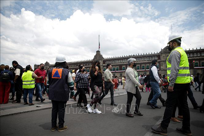 Người dân Mexico tập trung tại quảng trường Zocalo, thủ đô Mexico City khi xảy ra trận động đất mạnh, ngày 19/9/2022.