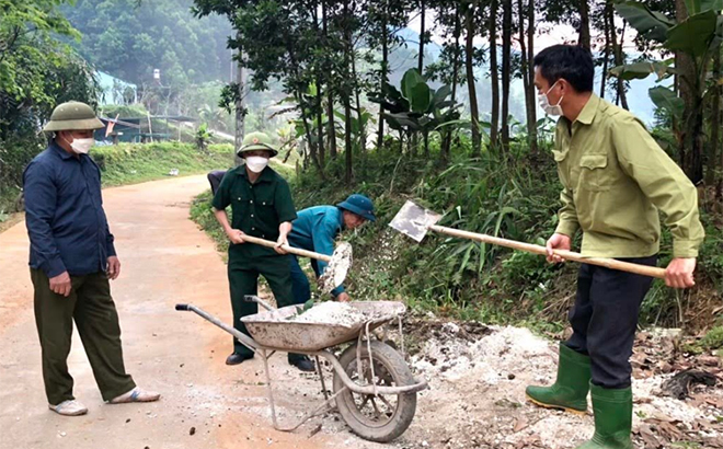 Hội viên Hội Cựu chiến binh xã Đại Đồng, huyện Yên Bình tham gia tu sửa đường giao thông tại các thôn.