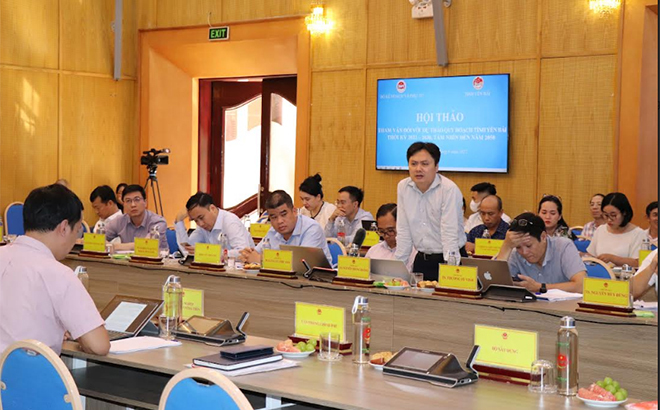 Các chuyên gia phát biểu ý kiến tại Hội thảo tham vấn đối với dự thảo Quy hoạch tỉnh Yên Bái thời kỳ 2021 - 2030, tầm nhìn đến năm 2050.