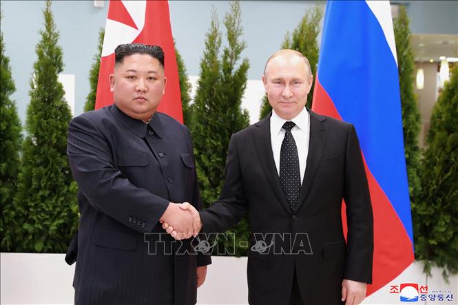 Tổng thống Nga Vladimir Putin (phải) và Nhà lãnh đạo Triều Tiên Kim Jong-un (trái) tại cuộc gặp ở Vladivostok, Nga, ngày 25/4/2019.