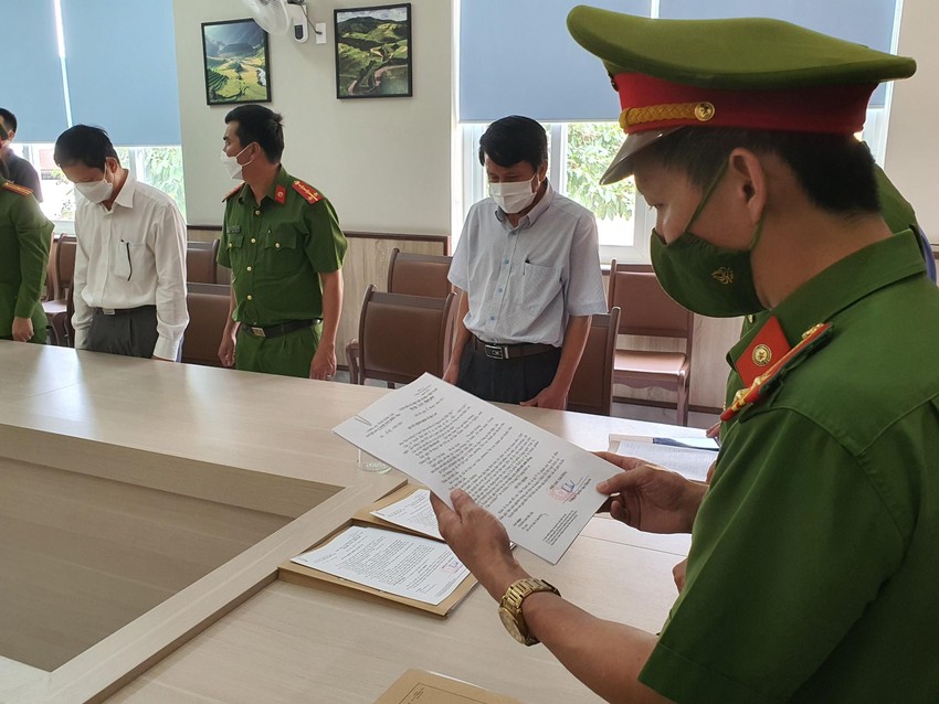 Công an đọc lệnh bắt tạm giam ông Trịnh Quang Trí (áo trắng ngoài cùng bên trái).