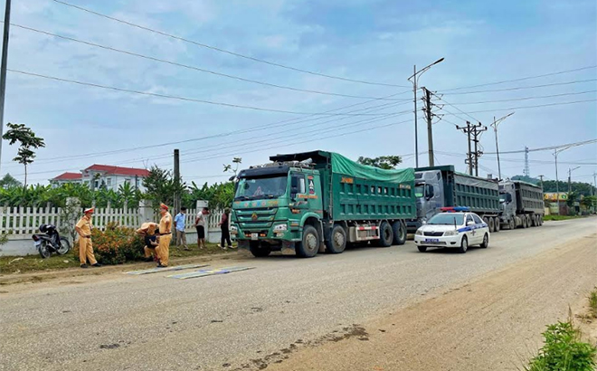 Cảnh sát giao thông Công an huyện Văn Yên xử lý các trường hợp vi phạm tải trọng.
