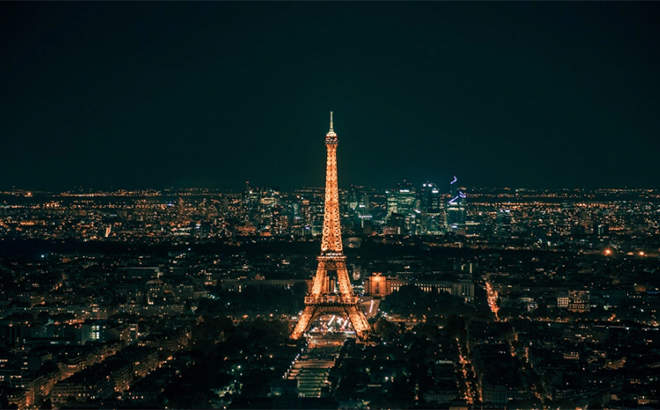 Tháp Eiffel sáng đèn về đêm.