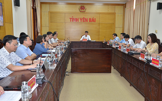 Đồng chí Trần Huy Tuấn - Phó Bí thư Tỉnh ủy, Chủ tịch UBND tỉnh cũng lãnh đạo một số sở, ngành dự Hội nghị tại điểm cầu tỉnh Yên Bái.