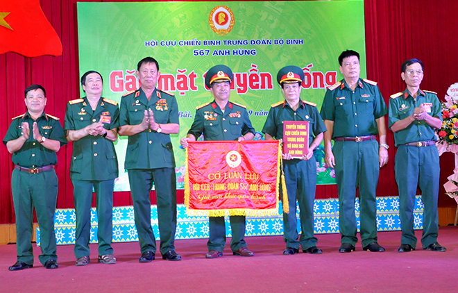 Ban liên lạc Hội CCB Trung đoàn Bộ binh 567 tại tỉnh Yên Bái trao cờ luân lưu truyền thống cho Ban liên lạc Hội CCB Trung đoàn Bộ binh 567 tỉnh Bắc Kạn.