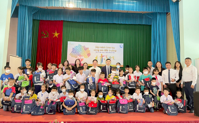 100 suất quà trị giá trên 40 triệu đồng đã được Công ty Phú Hưng Life phối hợp với Sở Lao động - Thương binh và Xã hội tỉnh trao tặng cho các em học sinh có hoàn cảnh khó khăn tại Yên Bái.