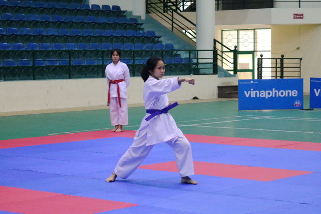 Các VĐV thi đấu môn võ Karate.